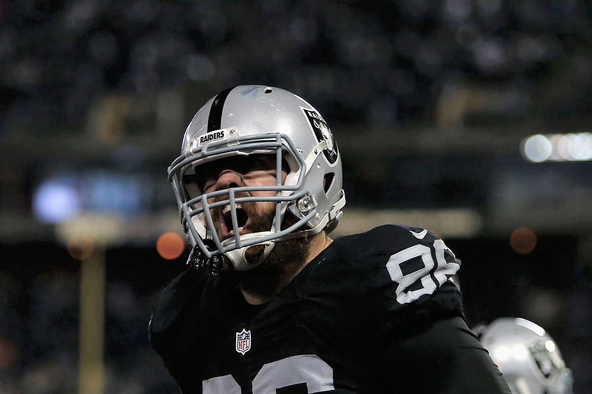 Happy birthday to TE Lee Smith, November 21, 1987. 