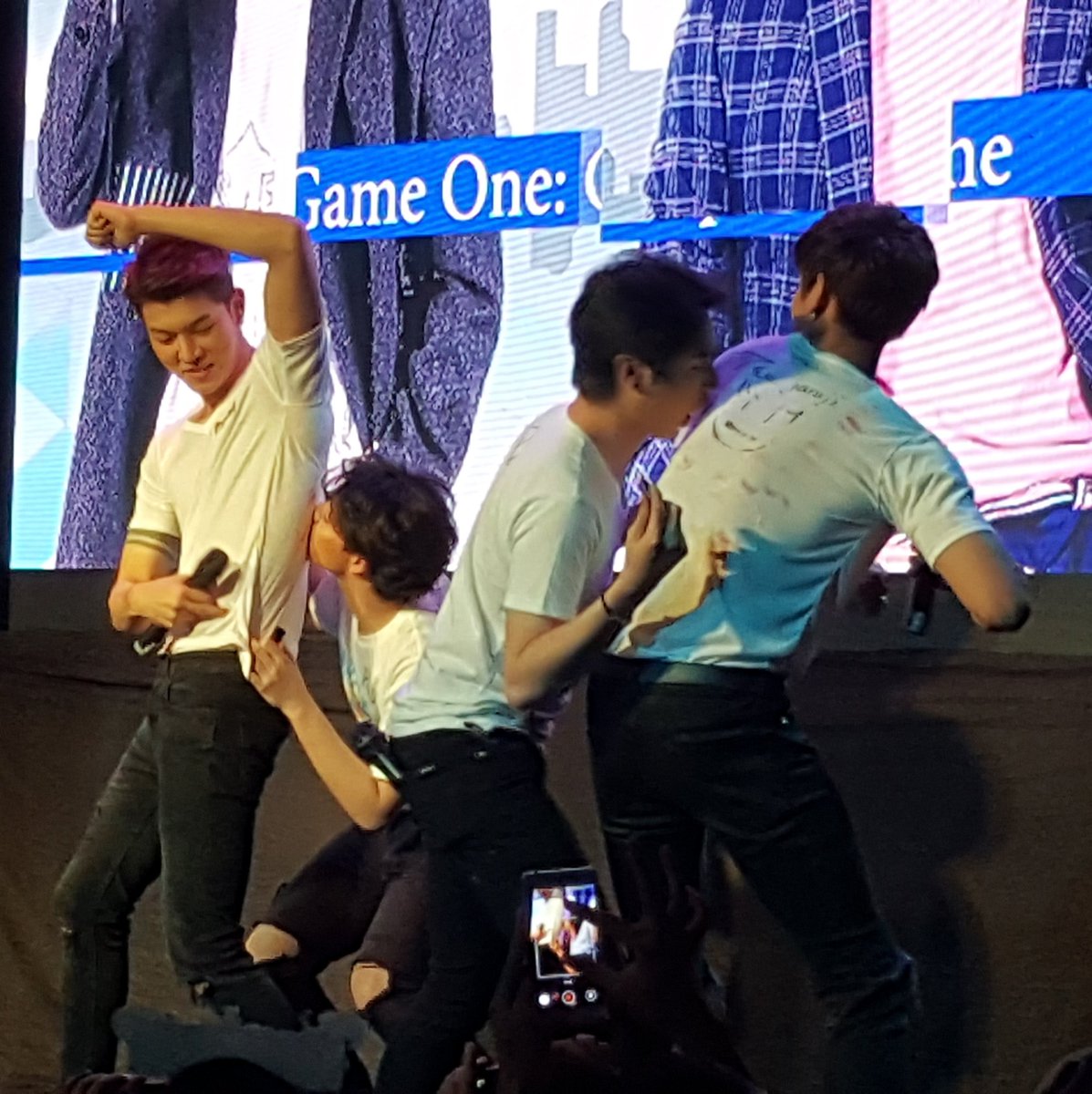 stoked_soul's tweet photo. Freeze that moment. 💕
#2MoonsOverManila #2Moons #6MoonsAsiaTour #GodtBas #TaeTee https://t.co/bSvhn7v3G8