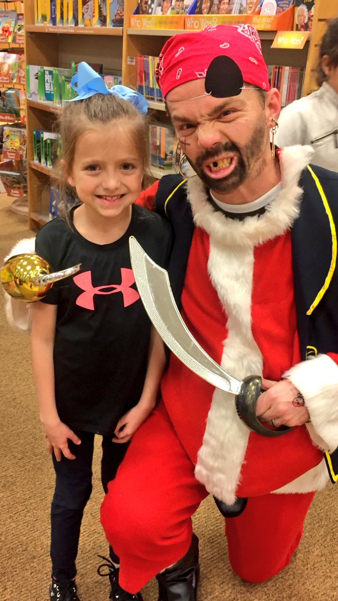 Cmarcrum1's tweet image. Straight Outta TaraO ... It&apos;s a Pirate Santa!!!       #TaraO   #BookFairFun