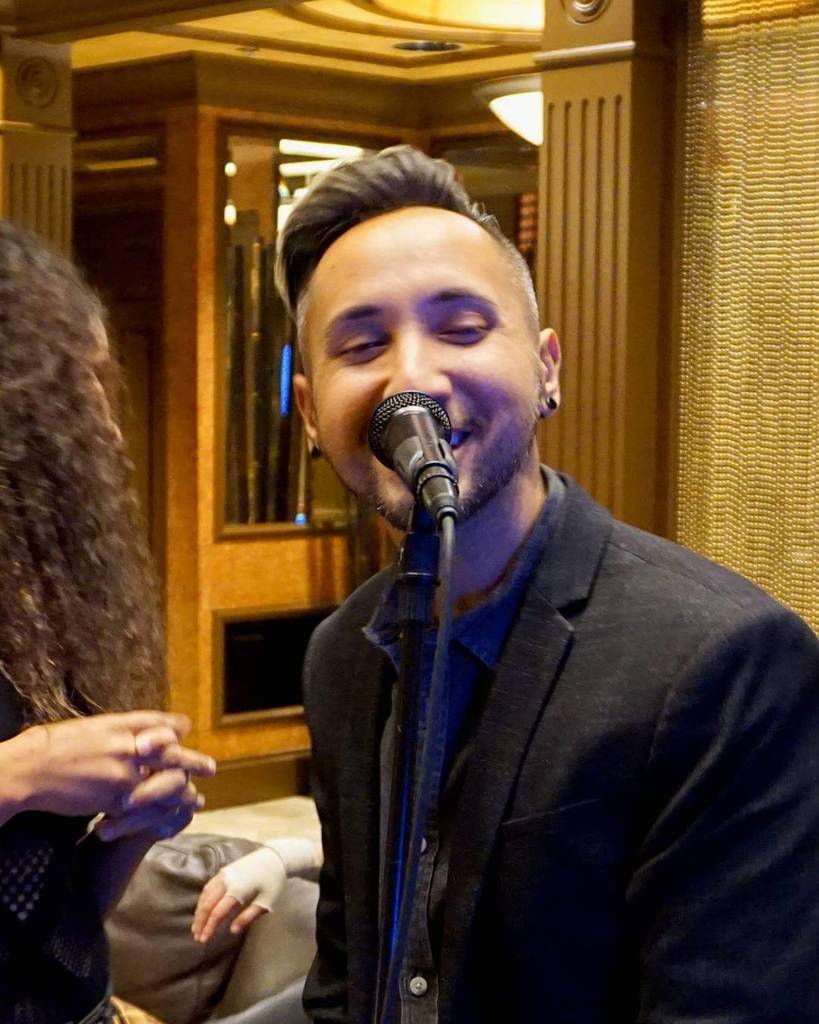 rude_RC's tweet photo. Did someone say an impromptu intimate performance? "An evening with", perhaps? #lookengood #feelingmyself
#smile #latino #gayman #ihavesomethingtosay #scruffy #freshfade #handsomeaf #mensstyle https://t.co/qqrDbvfGaG https://t.co/2rDTcdJumI
