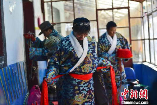 TibetNews11's tweet photo. Successori della #danza #Guozi: spero che altri giovani si uniranno a noi #cultura #turismo https://t.co/ATQhPOE9Xb