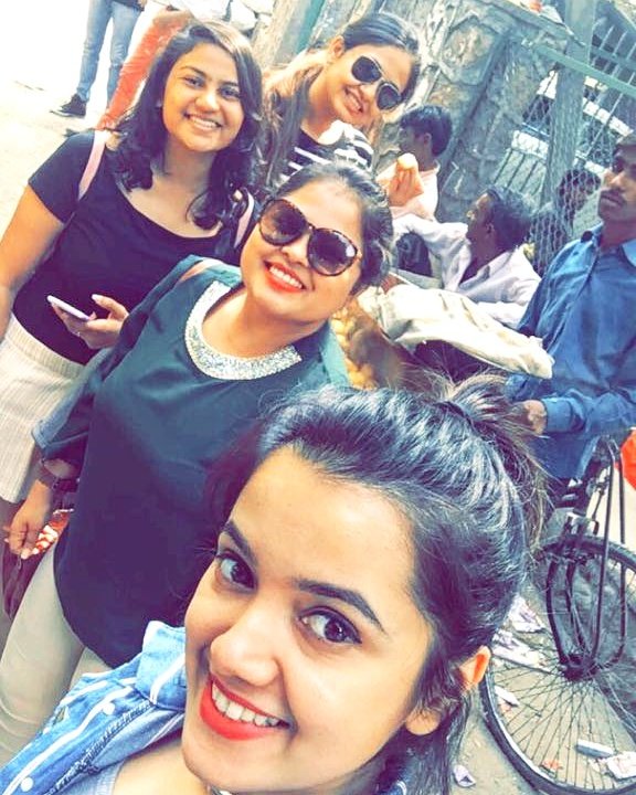 This picture is the proof that food connects people 😍😁❤️

#Throwback #Delhigram #DelhiDiaries #Travelstorie #Traveldiary #Traveltales #Mumbaiblogger #Things2doinDelhi #Delhi #Hauzkhas #streetfoodofIndia #StreetfoodofDelhi #StreetsofDelhi #Friends #foodisbeautiful #youtuber