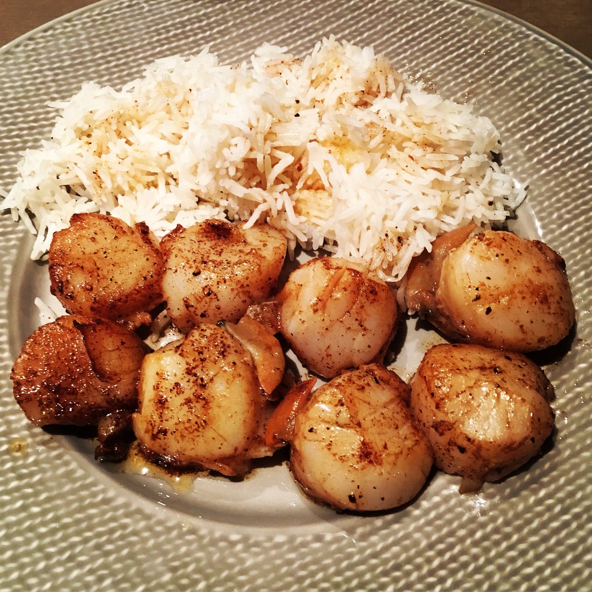 HairTooK's tweet photo. #CoquilleSaintJacques directement sorti de l’eau et #riz cambodgien 😍🙏🏽 #scallops #sea #seafood #spearfishing #csm #cueillette #bonheur #plaisirsimple https://t.co/p5jMimXn0r