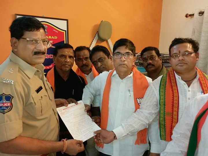 dsuryanarayanag's tweet photo. ఈ రోజు బీజేపీ జిల్లా దళిత మోర్చా అధ్వర్యంలో #AdditionalDCP గారిని కలిసి వినతి పత్రం ఇవ్వడం జరిగింది. దళిత యువకుల పై దాడి చేసిన భరత్ రెడ్డి పై వెంటనే చర్యలు తీసుకోవాలని డిమాండ్ చేయడం జరిగింది. https://t.co/mngoNmUiot