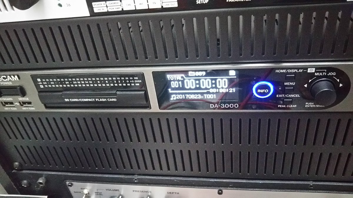 White_Beagle24's tweet photo. 先日sleepfreaksさんの記事に取り上げられていたDA-3000。
持っていたことすら忘れていたので使ってみた。
Cubaseのミックスダウンしたものより、明かに高音域まで綺麗に出てる。BabyfaceProだとToslinkから変換必要。
 ＃DA3000 
 ＃BabyfacePro https://t.co/zmrr6EZYJZ