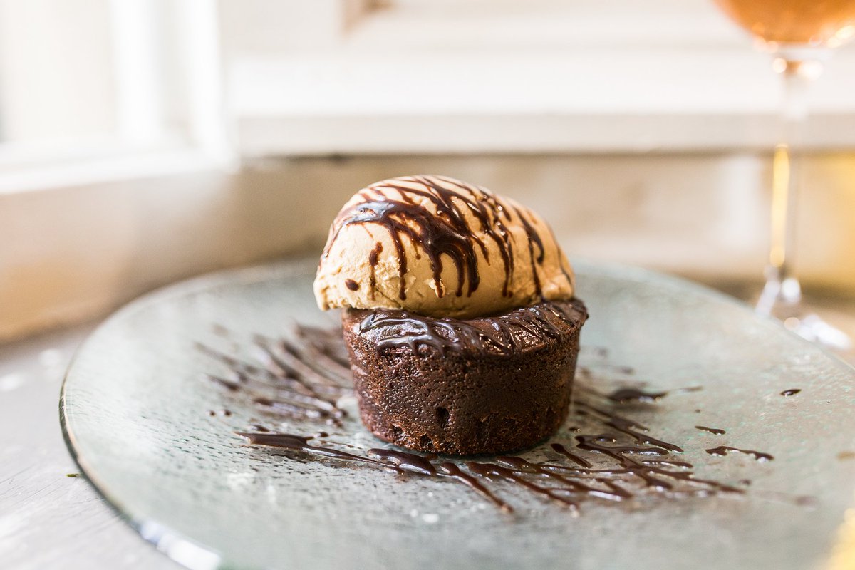 ((( Coulant de chocolate con helado de dulce de leche )))
Bocados irresistibles y fugaces ¡corre que se funde...!
#LaMarCanalla #Gastronomía #Sevilla - #postres #chocolate