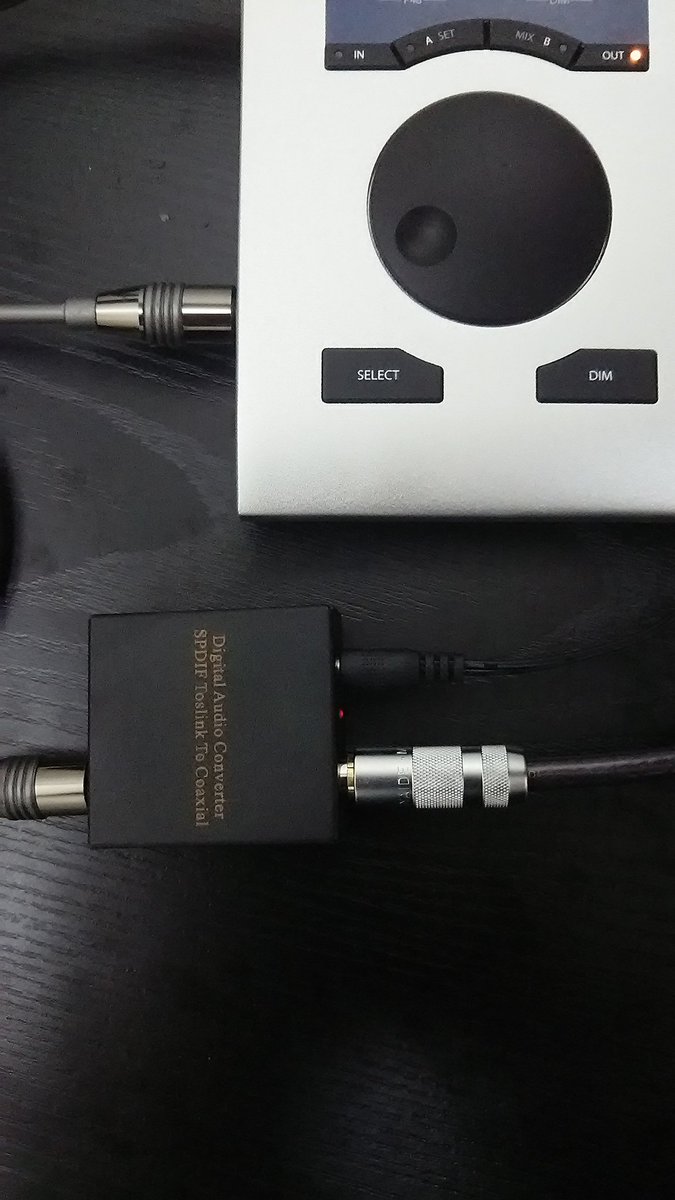 White_Beagle24's tweet photo. 先日sleepfreaksさんの記事に取り上げられていたDA-3000。
持っていたことすら忘れていたので使ってみた。
Cubaseのミックスダウンしたものより、明かに高音域まで綺麗に出てる。BabyfaceProだとToslinkから変換必要。
 ＃DA3000 
 ＃BabyfacePro https://t.co/zmrr6EZYJZ
