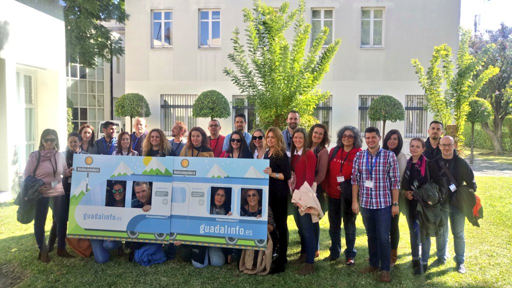 PuntosVuela's tweet photo. Foto de familia de todos los dinamizadores de este #EspacioenBlanco17 en Cádiz. #Milocomotora #MiCompañero https://t.co/GyIeX5NIZ7