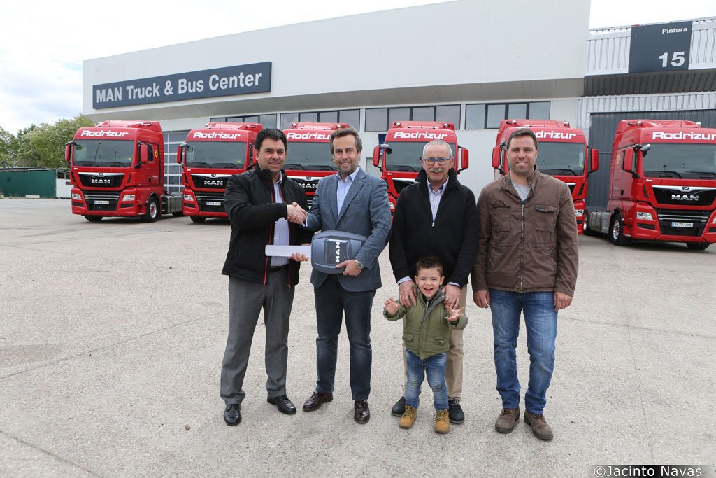 encamion's tweet photo. #Rodrizur ya cuenta con más de la mitad de su flota con camiones @MAN_Iberia #TGX #EfficientLine
https://t.co/Y9TyULGRFl https://t.co/EurbzMCQP3