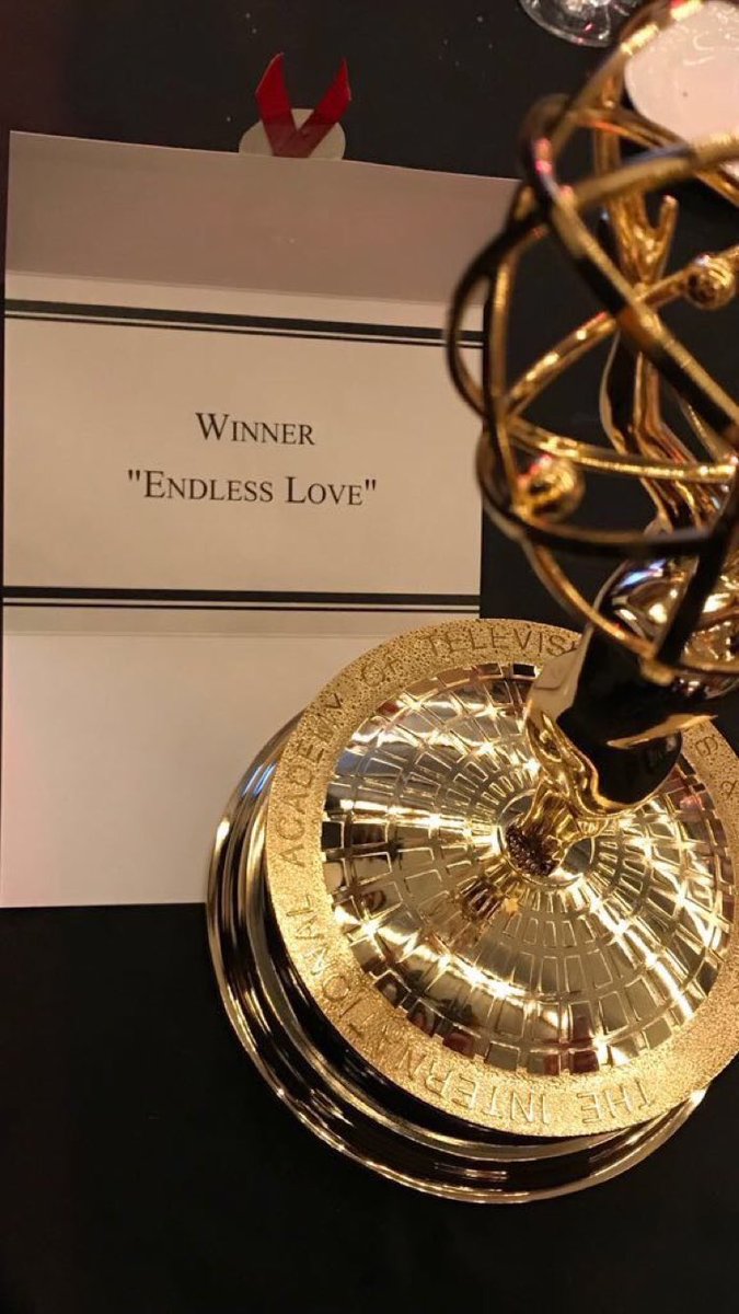 45. Uluslararası Emmy Ödül Töreni'nde 'En İyi Yabancı Dizi' kategorisinde #KaraSevda birinci oldu. Müjdeyi sosyal medyaya #burakozcivit verdi! 🎥#Emmys2017