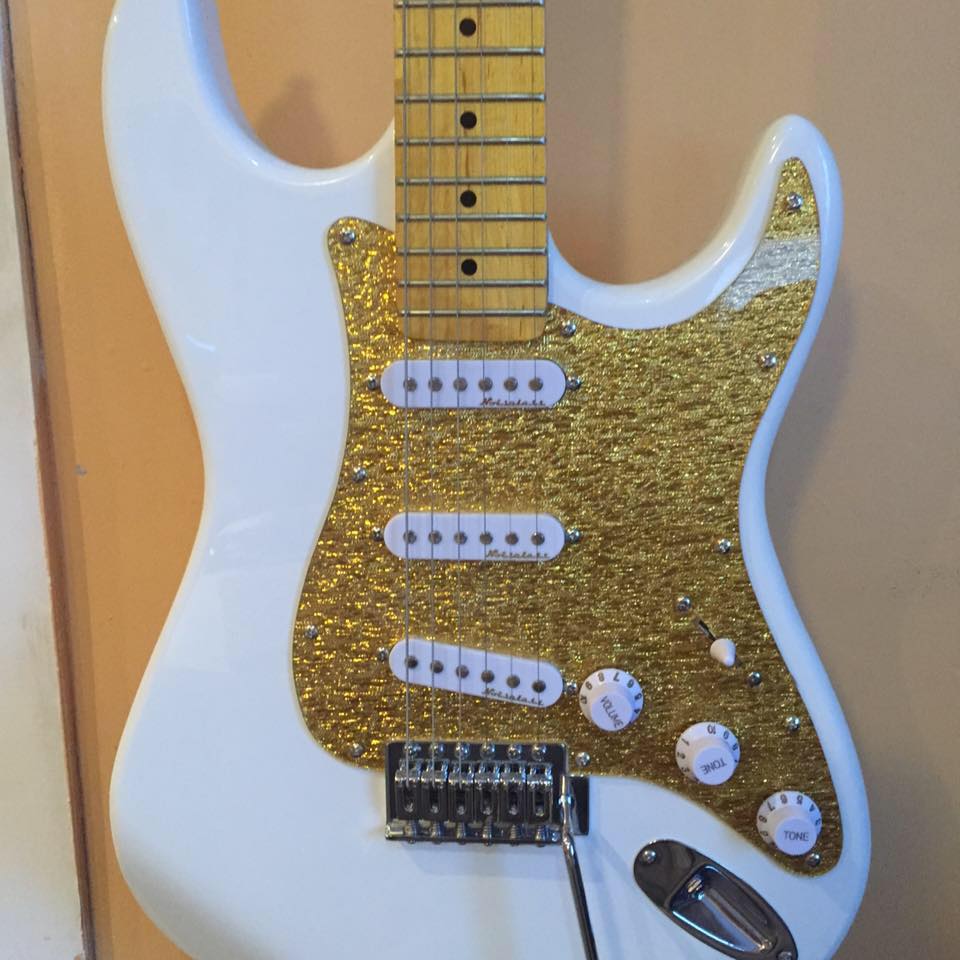 MaundersMusic's tweet photo. 10% Off custom Maunder Guitars! Custom colour and body type #chirstmasdeal #maundersschool https://t.co/JvKYG4EdcJ