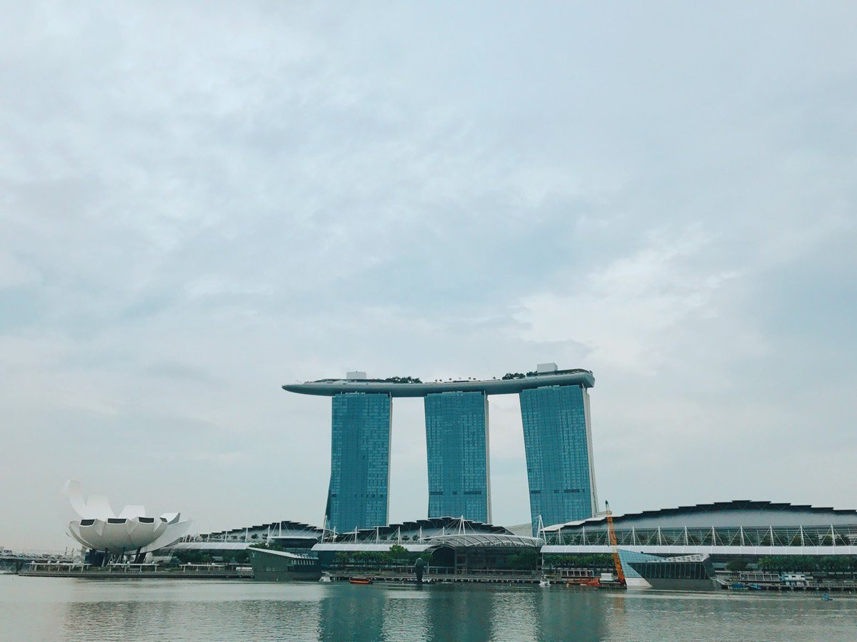 enjoyGLOBE's tweet photo. Capping the day off with an epic photo op with the iconic Merlion here in Marina Bay! Stay tuned tom as we take you to the Gala Awards Night of #The5MinVideoChallenge! Goodluck, #TeamPH! https://t.co/nn7EnVsv54