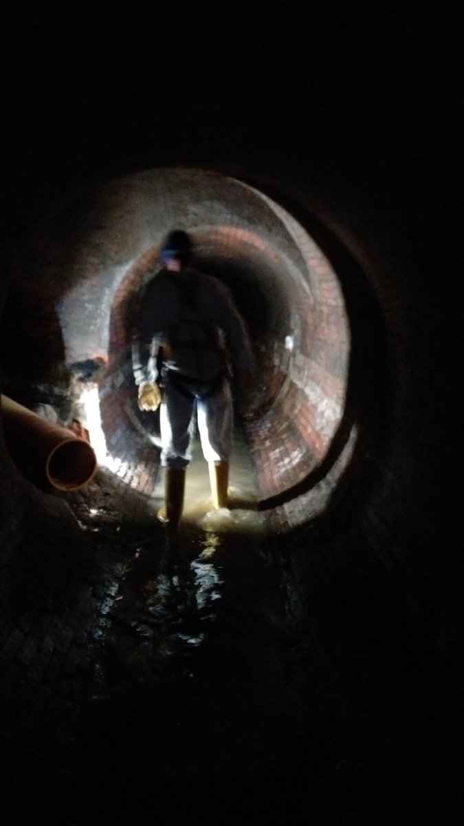 Abenteuer-Ausflug mit <a href="/WasserHamburg/">Unser Wasser Hamburg</a> in ein Siel von 1883, das gerade saniert wird. Kommende Woche gibt's übrigens div. Veranstaltungen zum 175. Jubiläum der #Hamburger #Wasserversorgung. #Reporterleben #Nasezuhalten