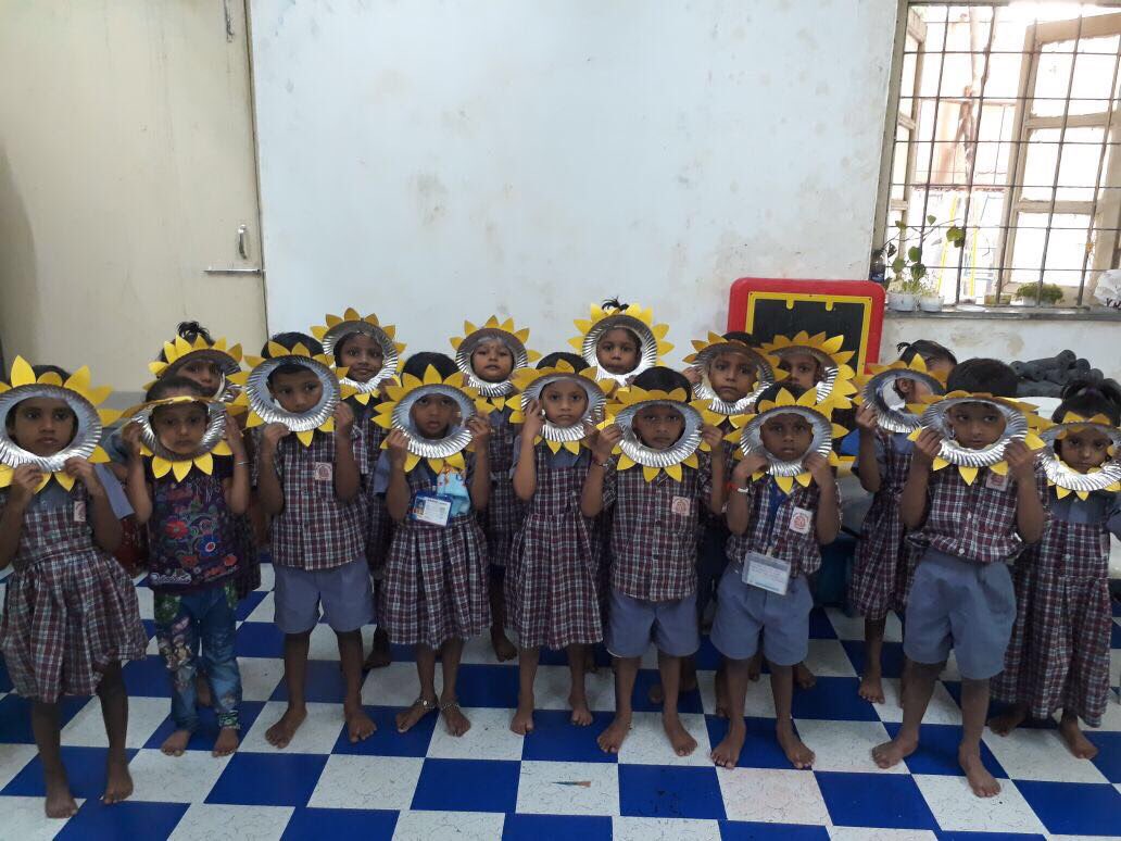 techmahindracsr's tweet photo. We love helping teachers bring creativity to classrooms! Here a balwadi teacher used crafts to explain how a plant grows with her own little sunflowers in the classroom! #Shikshaantar #CreatingHappierClassrooms #RiseforGood https://t.co/LzjxgE7hAR