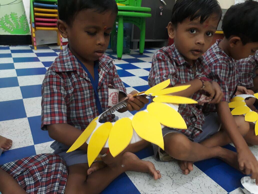 techmahindracsr's tweet photo. We love helping teachers bring creativity to classrooms! Here a balwadi teacher used crafts to explain how a plant grows with her own little sunflowers in the classroom! #Shikshaantar #CreatingHappierClassrooms #RiseforGood https://t.co/LzjxgE7hAR