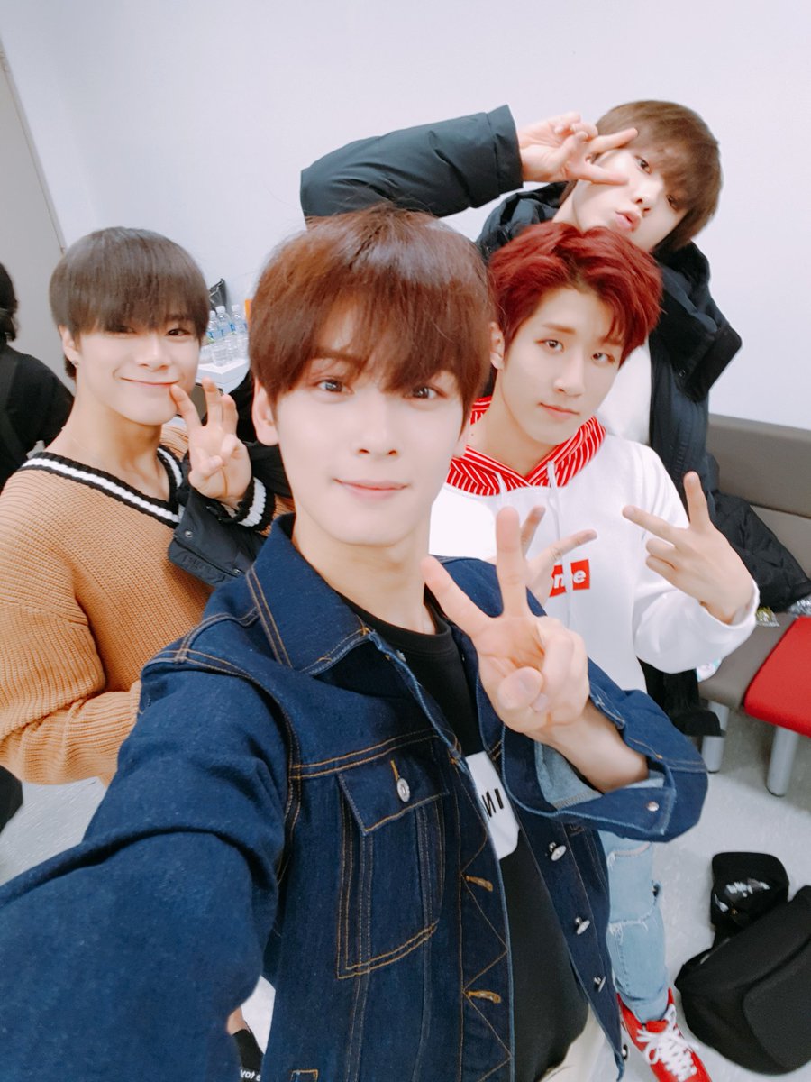 offclASTRO's tweet photo. 더쇼퇴근!!! 추운데 빨리들어가요!!! 예스예스🤗
#빠빠이 #아로하 https://t.co/4JSdkAnyfi