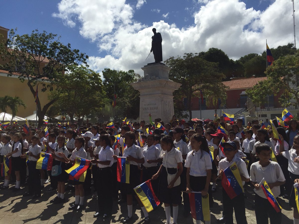 comandosergioh's tweet photo. #Ahora #21Nov @comandosergioh felicitaciones a todas las autoridades en materia de educación por ese acto lleno de amor y sentido de pertenencia #OctavaEstrellaBicentenaria https://t.co/8Cl0jJl5Rj