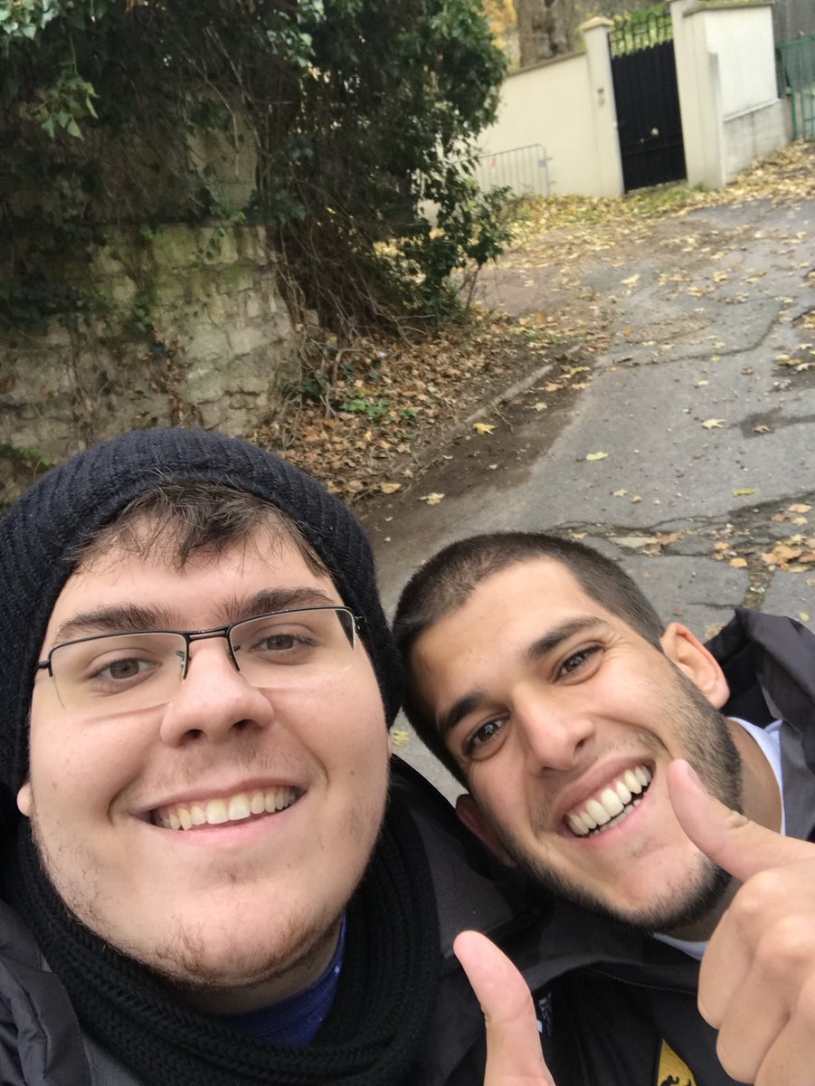 Casimiro's tweet photo. Ei, @neymarjr, estamos aqui na sua porta! Você pode descer e abrir pra gente? Por favor, eles proibiram a nossa entrada... Eu quero um abraço! RT’s até chegar no Ney por favor!! 😁😁😁 https://t.co/IU0y206AZ7