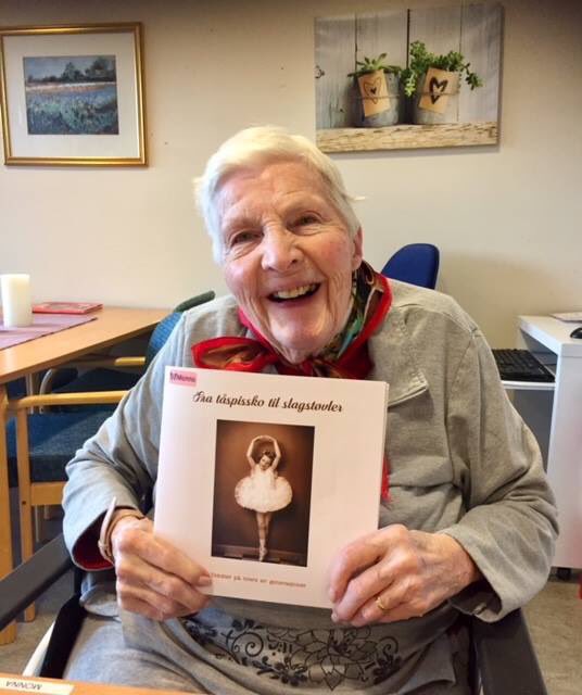 Kavlifondet's tweet photo. Ved Mortensnes sykehjem har de hatt skrivekurs der beboere og ungdomsskoleelever skriver sammen. Nå er andre bok fra kursene ferdig! Monna Anderssen (87) er både bidragsyter og ballerinaen som pryder omslaget. Vi gratulerer! https://t.co/2X3VKKWIgE. #skriveglede #sykehjem https://t.co/9Pk2r6Lp8Z