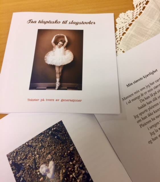 Kavlifondet's tweet photo. Ved Mortensnes sykehjem har de hatt skrivekurs der beboere og ungdomsskoleelever skriver sammen. Nå er andre bok fra kursene ferdig! Monna Anderssen (87) er både bidragsyter og ballerinaen som pryder omslaget. Vi gratulerer! https://t.co/2X3VKKWIgE. #skriveglede #sykehjem https://t.co/9Pk2r6Lp8Z