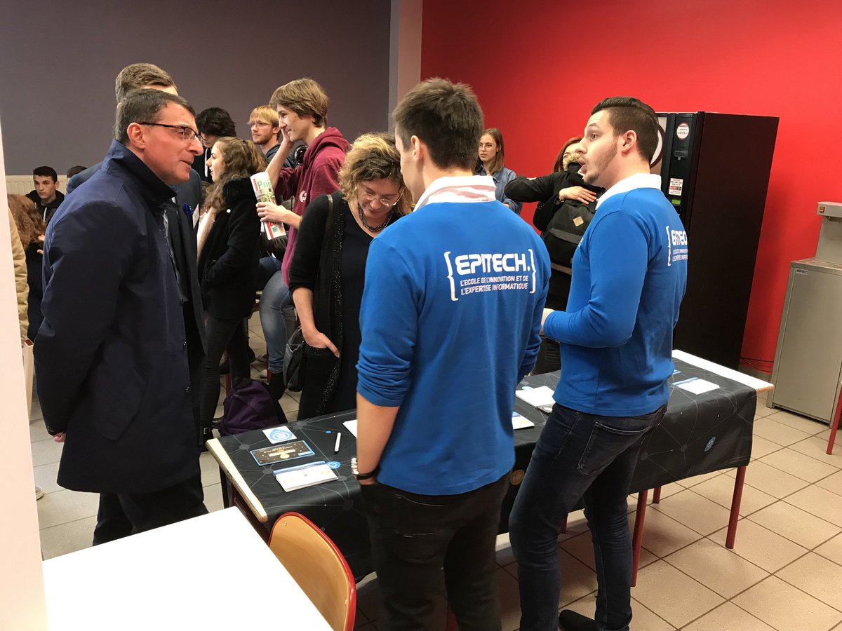 HecInitiative's tweet photo. A l’occasion du trentième forum des grandes écoles de ce mercredi 15 novembre, @Lycee_Poincare et @HecInitiative ont eu l’honneur d’accueillir madame la rectrice @frobine merci à tous pour ce succès! https://t.co/ETQuSp3huc