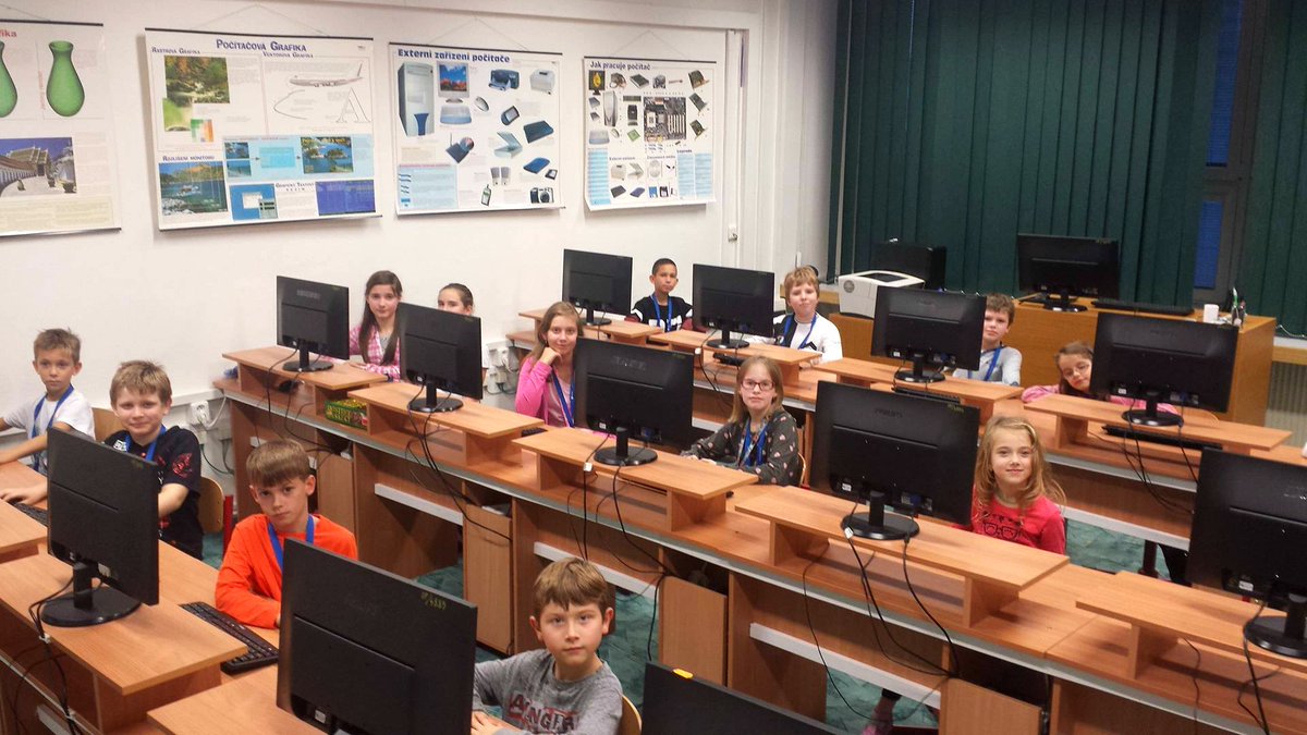 CodeClubCesko's tweet photo. V dalším @coderDojo klubu v České republice se již kóduje o stošest! 🙌🏻
A to ve Frýdku-Místku, kde se schází 15 kluků a holek na místní 11. Základní škole Jiřího z Poděbrad!🎇 #CoderDojoRocks https://t.co/GPv7CmzjKF
