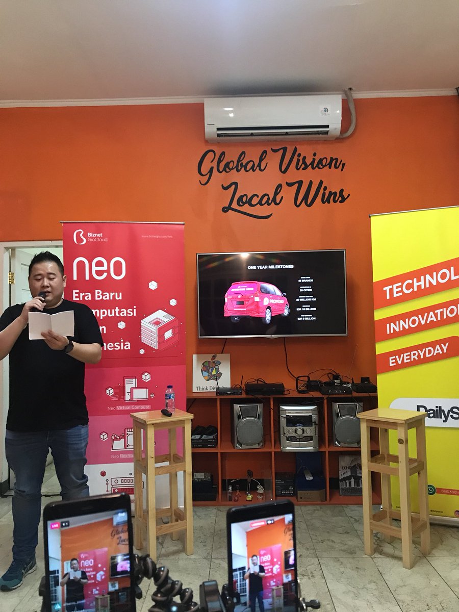 dailysocial's tweet photo. Malam ini Andrew Tanyono bakal ngebahas tentang “Top 5 Must-Do For Startup”. Penasaran? Yuk merapat ke instagram & facebook dailysocial biar bisa liat live Instagram & live Facebooknya. #SelasaStartup #Dailysocial #Promogo https://t.co/CN3KB0JrET