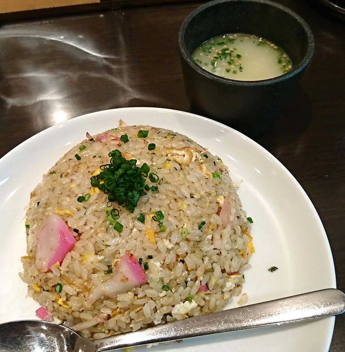 モルダウ捜査官 Twitterren 晩御飯に無性にチャーハンが食べたくなり 新橋の チャーハン王 さんへ 極上チャーハンはお店オススメの食べ方にしたがって半分はそのまま 残りは酢醤油とラー油をかけて堪能しました 旨み凝縮の鶏スープはまろやかでチャーハンに