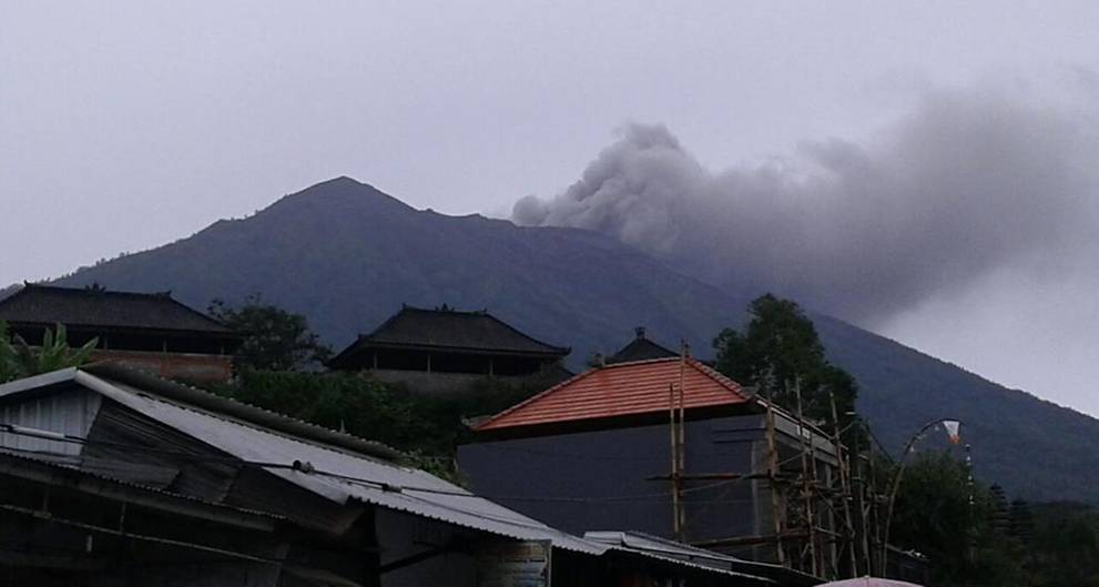 ChannelNewsAsia's tweet photo. Mount Agung volcano erupts on Indonesia's Bali island https://t.co/Y9sogCi8JR https://t.co/lncvOJfup6