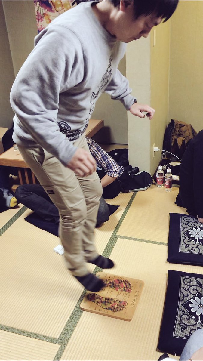 so__________ta's tweet photo. とりあえず1つの目標を達成して、ひと段落。
応援してくれる皆さんも勿論だけどね、
青森には家族みたいに愛情をくれる人達が沢山いて、ステージから顔が見えただけで胸がいっぱいになりました。
当然の如く朝まで飲み明かし、国王は写真に収めず、また小野さんの漢気に感服したのでした。
#szero https://t.co/6ZNMEvsQCb