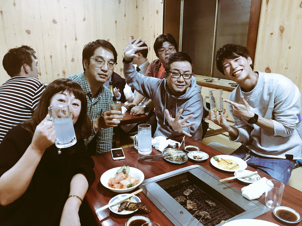 so__________ta's tweet photo. とりあえず1つの目標を達成して、ひと段落。
応援してくれる皆さんも勿論だけどね、
青森には家族みたいに愛情をくれる人達が沢山いて、ステージから顔が見えただけで胸がいっぱいになりました。
当然の如く朝まで飲み明かし、国王は写真に収めず、また小野さんの漢気に感服したのでした。
#szero https://t.co/6ZNMEvsQCb