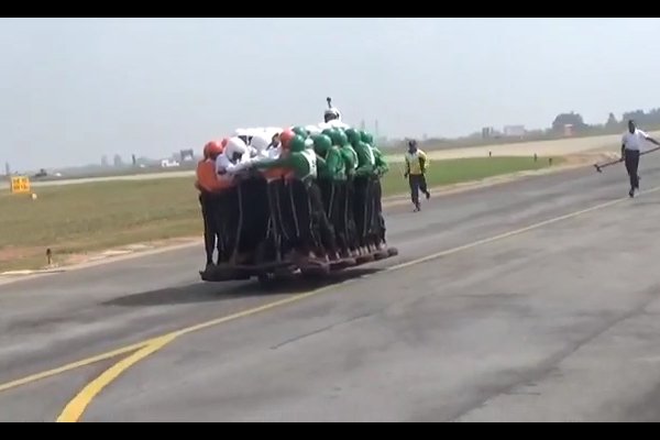 abpanandatv's tweet photo. #58IndianArmyPersonnel #CreateRecord #MotorcycleRide একটি মোটরবাইক এক কিলোমিটারেরও বেশি চালিয়ে রেকর্ড ৫৮ সেনাকর্মীর https://t.co/nN46J8QXEL https://t.co/XfaQOqCEI6