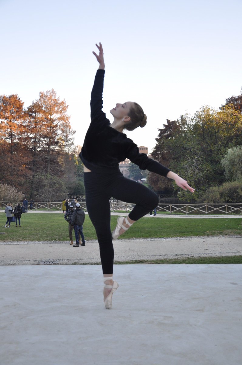 saracoccorullo's tweet photo. Photoshoot in #ParcoSempione in #Milano 
my good friend Alessia is a professional #ballerina ❤️
#dancer #dance #milan #love #passion #elegant #shy #thinness #light https://t.co/eL1BXISL7P