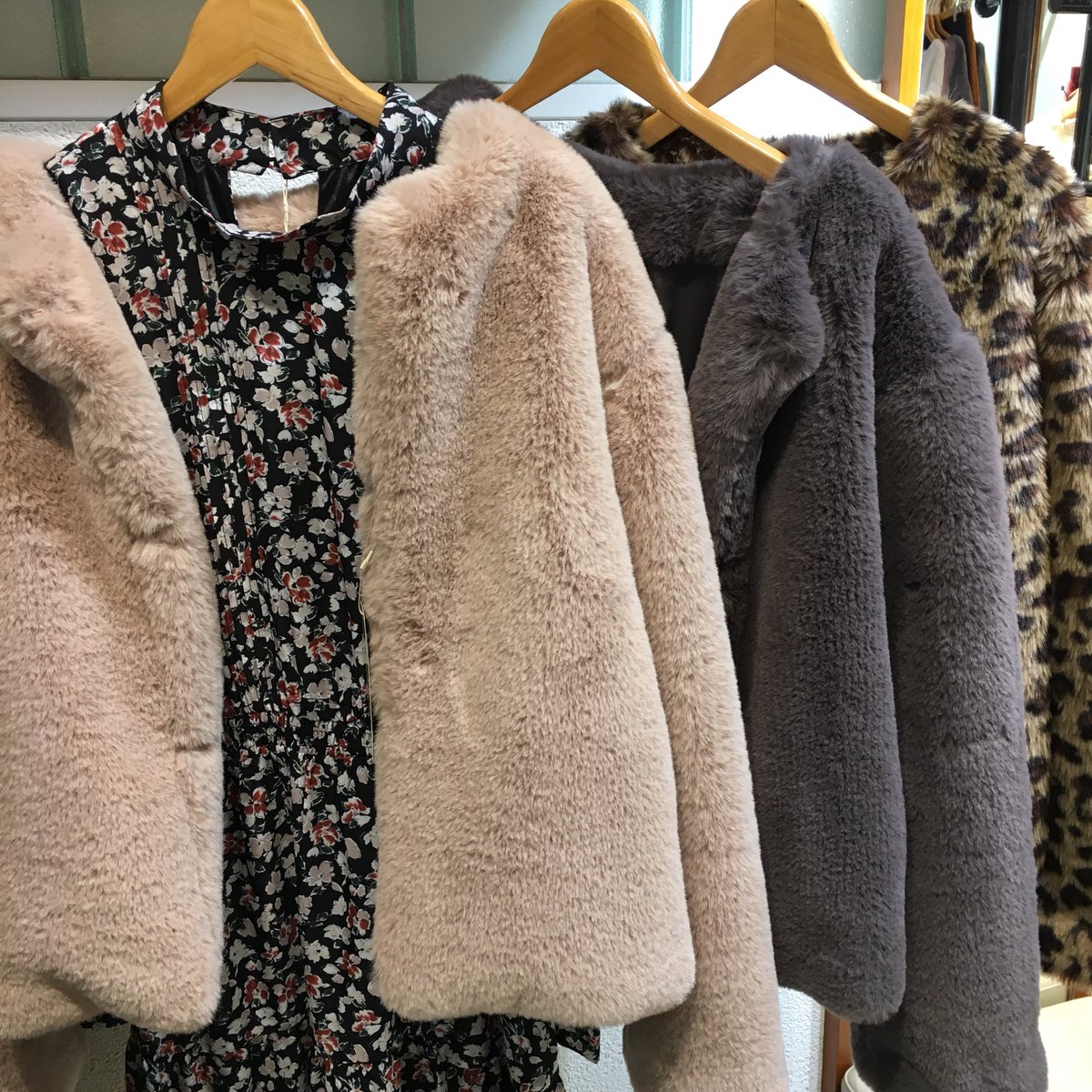 Mystywoman ラフォーレ原宿店 Pa Twitter Pick Up Item レトロな花柄が可愛いワンピース 今年はもこもこアウターと合わせるのが マスト 花柄ワンピース No 7 500 Tax フェイクファージャケット No 9 000 Tax Mystywoman ラフォーレ