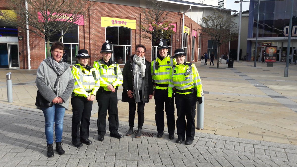 NorfolkSpecials's tweet photo. Today is #WorldHelloDay if you see one of our officers why not say #HelloOfficer and have a #selfieswithcops at the same time? #7947 https://t.co/86CtuRodbf