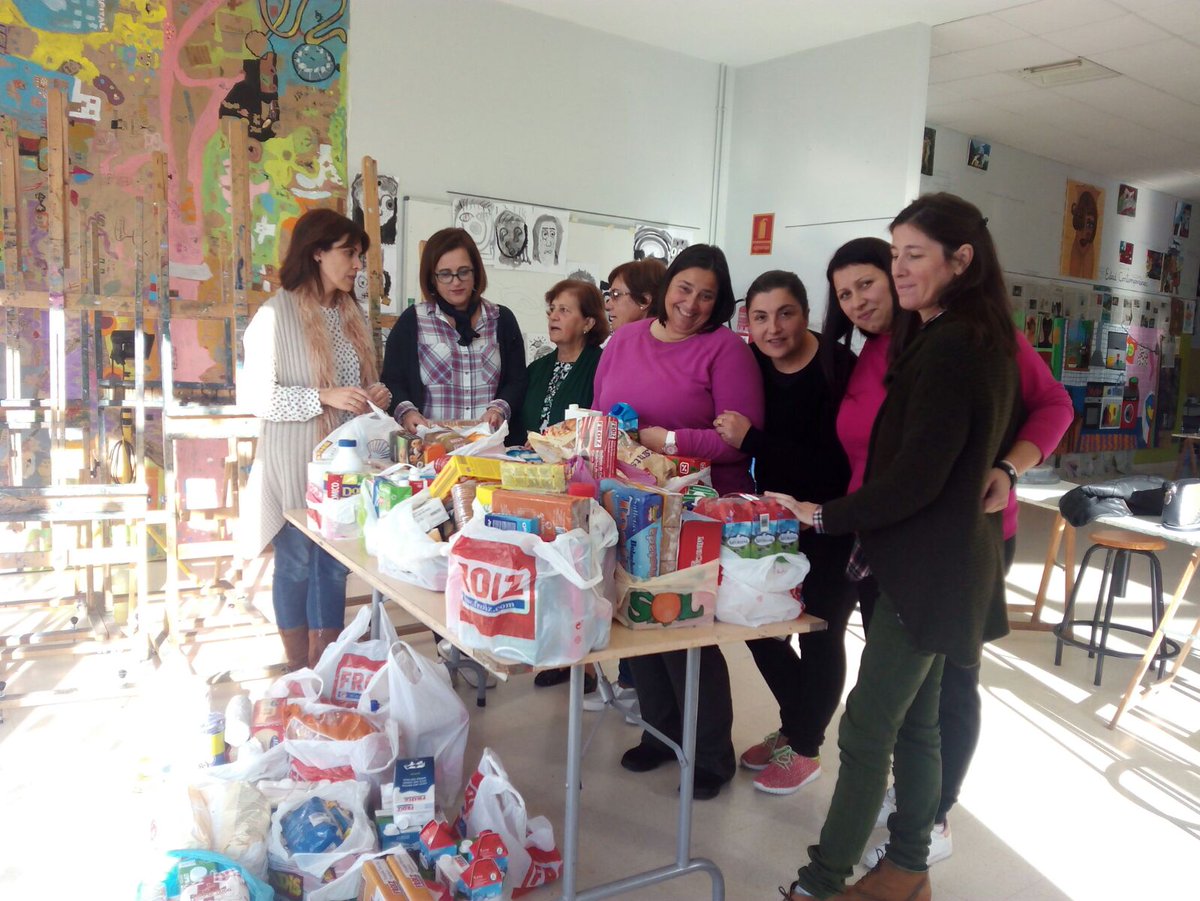concello_sxx's tweet photo. @PazLagoM , concejala de educación y cultura, entrega a Cáritas Parroquial de Sanxenxo, los alimentos de la #RecogidaSolidaria de la #NoiteDeTerror https://t.co/ma1XRp2rUg