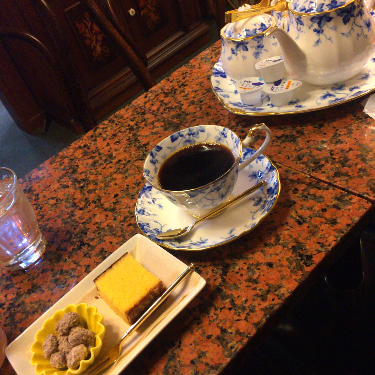 torisu30's tweet photo. 【大森】
現実離れしたくて、入ったお店がなんだかすごくて現実離れ成功。 カステラ付きのコーヒーとBGMはクラシック、同じフロアには雀卓があってジャラジャラ聞こえる。何屋さんに入ったんだろう？後で看板確認しよう https://t.co/zvBeGvETGE