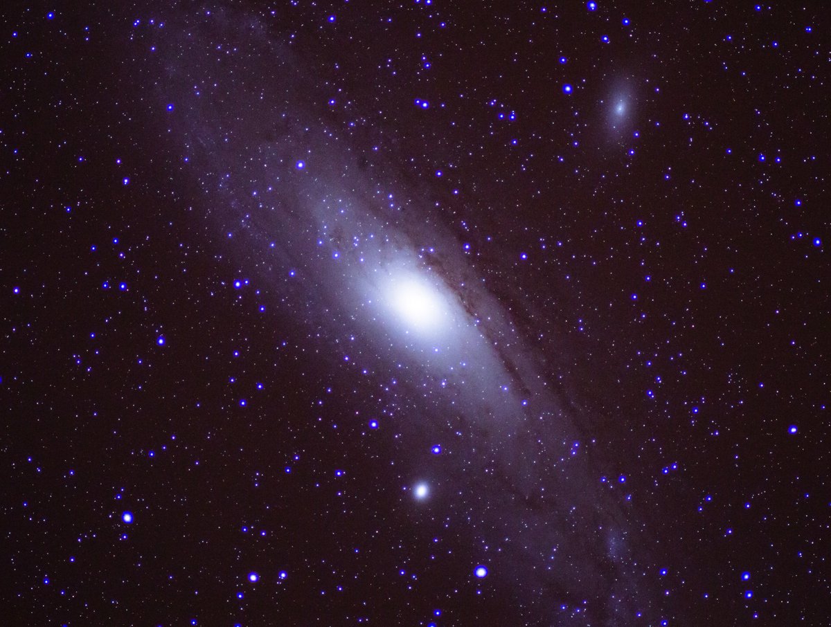 Actual photograph from our observation in #LaPalma:  the #AndromedaGalaxy, our nearest (2.5M ly) neighbour, through the endless number of #stars in the #MilkyWay. Completely amazed! 😮🌌 astropalma.com