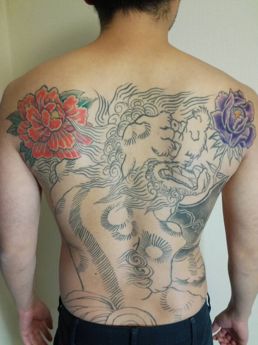 Twitter 上的 龍己彫 千葉刺青 多古 唐獅子 牡丹 右肩 蕾の牡丹に色が入りました 副題の花に蕾を入れるのは これから先も花が咲く 人生これからも新しい開花がありますように という意味を持ちます お疲れ様でした 牡丹が残り一つ また 宜しくお願い