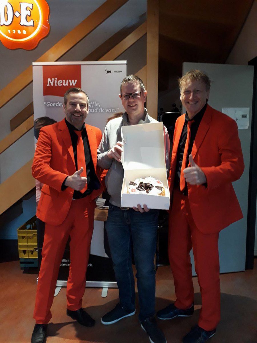 RooijKees's tweet photo. Een taart gescoord! Met dank aan Theo, die nu gelijk onze held van de dag is :) #vevida #vevidaviertfeest #taartgewonnen https://t.co/Edym3OjXue