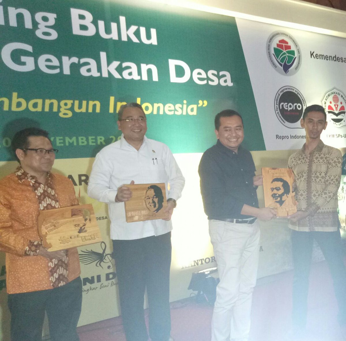 deris_nurahman's tweet photo. Alhamdulillah...bisa dekat dengan para inspirator...mudah-mudah suka
@cakimiNOW 
@EkoSandjojo 
@KangSyaifulHuda 
#HiasanUkiran https://t.co/hTDYn3fWPX