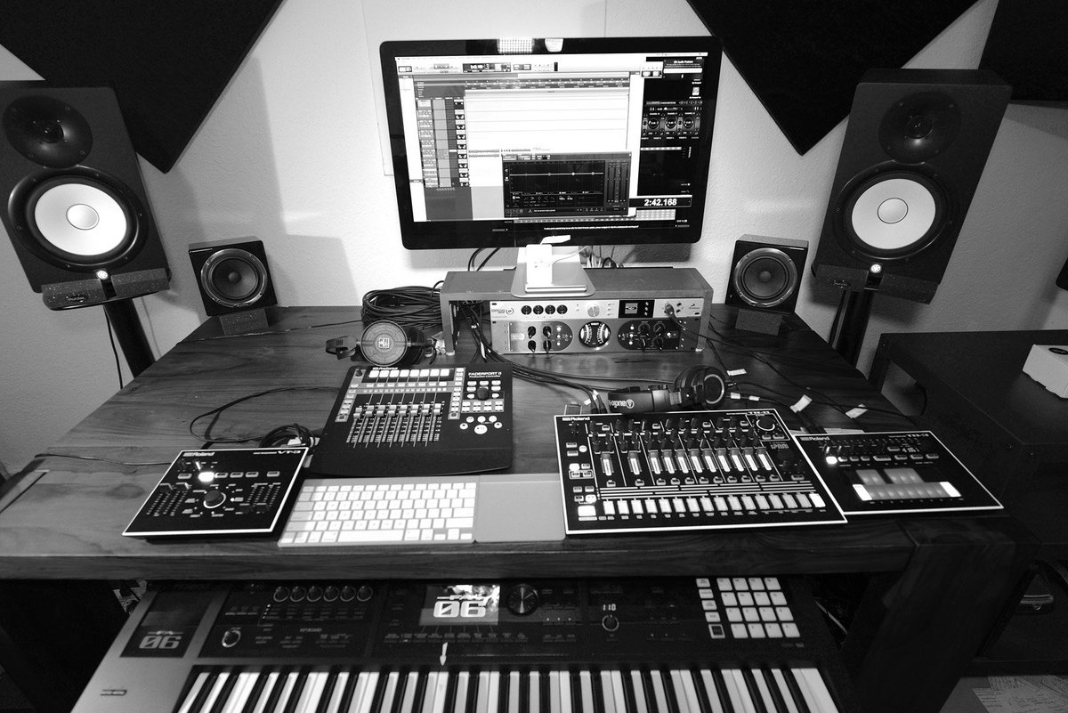 CilantroLeaves's tweet photo. The #BeatsTheBeat #sound desk, where content for #TipsAndHowTos #MyMorningStart #CilantroLeaves #MyElectrunics #CompuHowTos #MakesMeGreen and #PluggedWires 
Is composed, created and mastered from; #ManleyLabs #NuMu #mypicture #NikonPhotography https://t.co/eEssEpoMUr