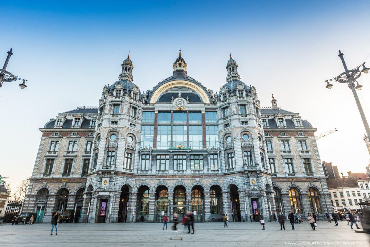 Tbs Art 公式 まだ駅から出られません 19世紀末から世紀にかけて造られたネオバロック様式の建物 駅舎にある世界一美しいと言われるカフェで休憩したい気もしますが ルーベンス作品も早くみたいので街へ向かうとします ルーベンス展 アントワープ