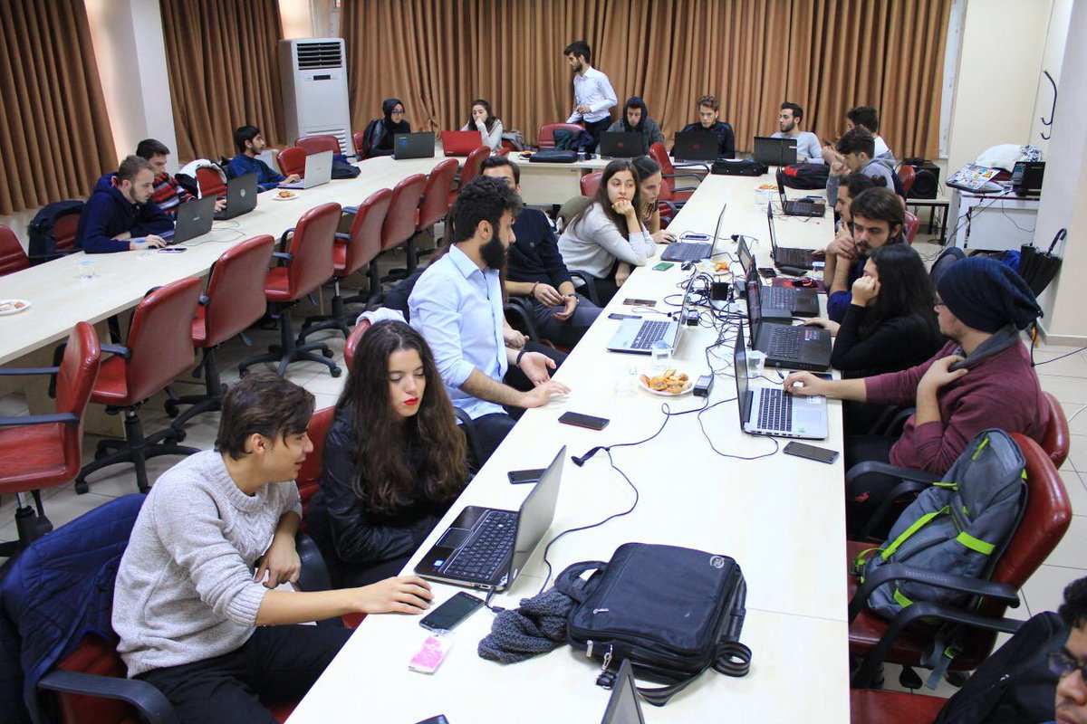 ieeekoucs's tweet photo. F5 Days etkinliğimizde Raif Berkay Dinçel @rdincel1 eğitmenliğinde yapılan Linux 101 eğitimimizden kareler!
21 Kasım 2017 #F5days https://t.co/qL5jytsFvG