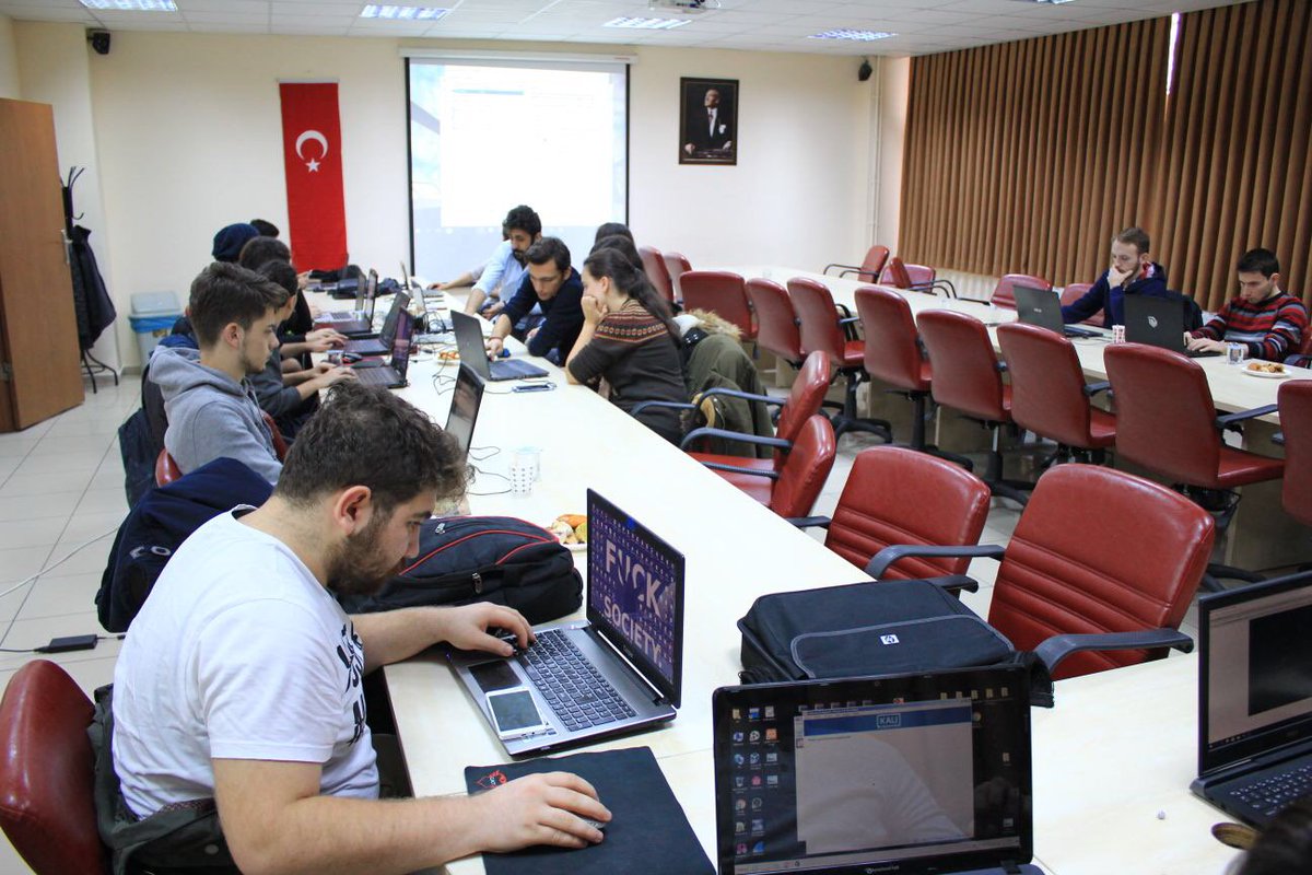 ieeekoucs's tweet photo. F5 Days etkinliğimizde Raif Berkay Dinçel @rdincel1 eğitmenliğinde yapılan Linux 101 eğitimimizden kareler!
21 Kasım 2017 #F5days https://t.co/qL5jytsFvG