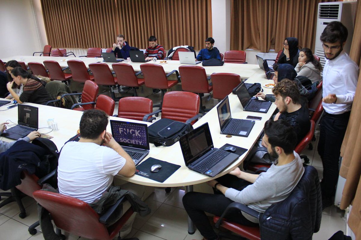 ieeekoucs's tweet photo. F5 Days etkinliğimizde Raif Berkay Dinçel @rdincel1 eğitmenliğinde yapılan Linux 101 eğitimimizden kareler!
21 Kasım 2017 #F5days https://t.co/qL5jytsFvG