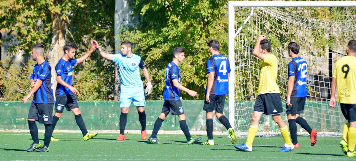 InterJaen's tweet photo. Fotogalería de la victoria del @InterdeJaencf el pasado domingo (2-1) que nos permite finalizar el 2017 en 2ªposición de #2ªAndaluzaG1 ⚽️
🏆Ahora toca pensar en la Copa Subdelegada con nuestro estreno a domicilio este domingo ante el @Ibroscf 
🔵⚫️#forzainter #interdejaencf https://t.co/jDGPElwgxK
