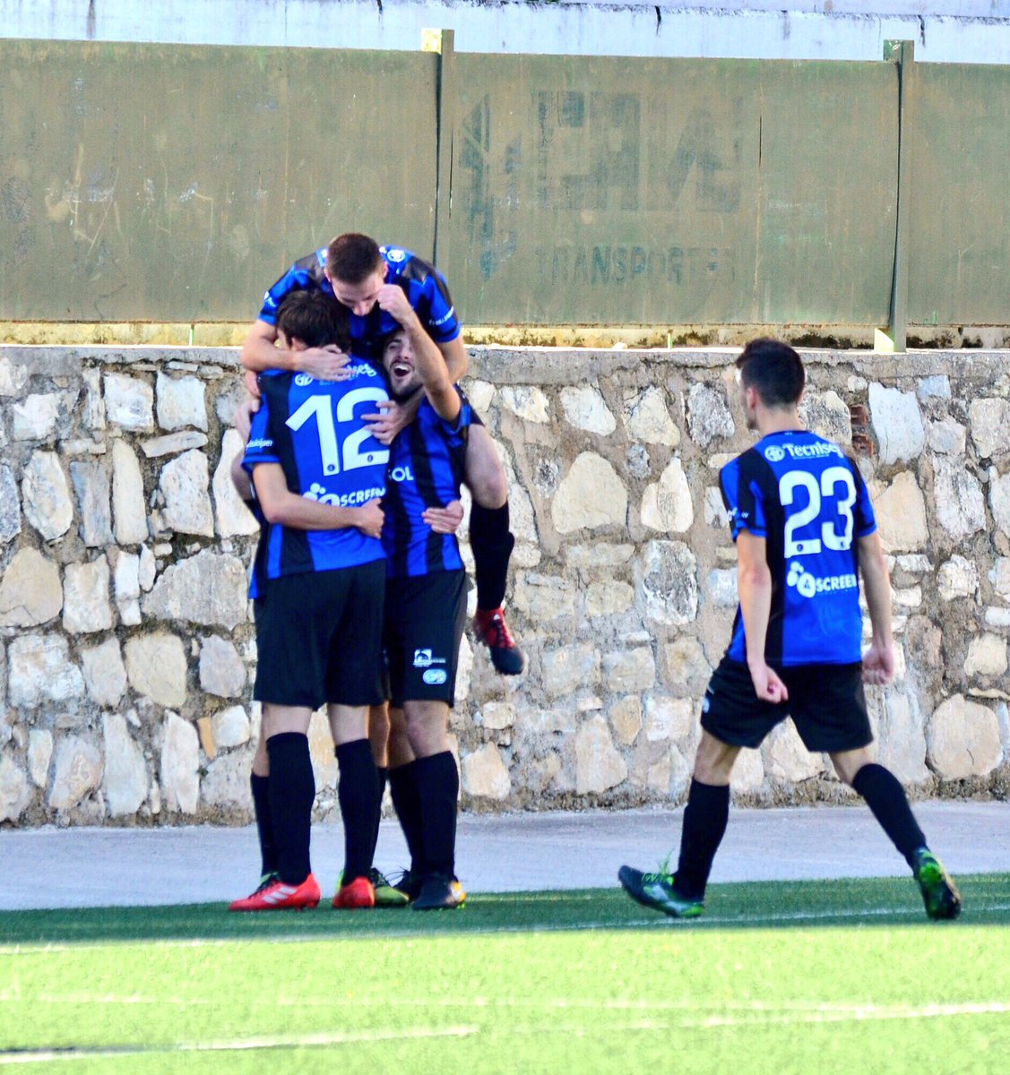 InterJaen's tweet photo. Fotogalería de la victoria del @InterdeJaencf el pasado domingo (2-1) que nos permite finalizar el 2017 en 2ªposición de #2ªAndaluzaG1 ⚽️
🏆Ahora toca pensar en la Copa Subdelegada con nuestro estreno a domicilio este domingo ante el @Ibroscf 
🔵⚫️#forzainter #interdejaencf https://t.co/jDGPElwgxK
