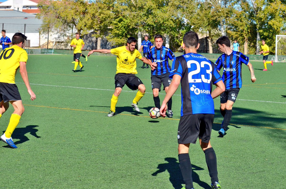 InterJaen's tweet photo. Fotogalería de la victoria del @InterdeJaencf el pasado domingo (2-1) que nos permite finalizar el 2017 en 2ªposición de #2ªAndaluzaG1 ⚽️
🏆Ahora toca pensar en la Copa Subdelegada con nuestro estreno a domicilio este domingo ante el @Ibroscf 
🔵⚫️#forzainter #interdejaencf https://t.co/jDGPElwgxK