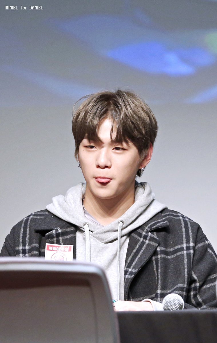 wanna_kang's tweet photo. 171118 쥬이니에게 메롱하는 멈무🐶
#강다니엘 #KANGDANIEL
#워너원 #WANNAONE https://t.co/lavxpfda8y